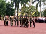 kapolda-sumut-irjend-rycko-amelza-dahniel-beri-penghargaan_20170706_114934.jpg