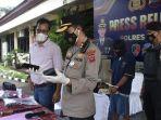 kapolres-agam-akbp-dwi-nur-setiawan-saat-memegang-barang-bukti-y.jpg