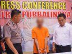 kapolres-akbp-kholilur-rochman-dalam-konferensi-pers-kasus-ayah.jpg