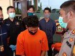 kapolres-banyuasin-akbp-danny-ardiantara-sianipar-ketika-bertanya-kepada-tersangka-ardiansyah.jpg