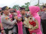 kapolres-blora-akbp-fahrurozi-memberikan-selamat-atas-kenaikan-pangkat-briptu-khrisna-shakti.jpg