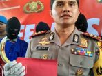 kapolres-bojonegoro-akbp-ary-fadli-menunjukkan-taring-babi-yang-dipakai_20180426_005115.jpg