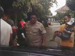 kapolres-cimahi-saat-mengevaluasi-trisno-gunawan-tampak-anak-trisno-digendong-warga.jpg