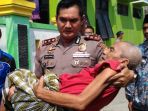 kapolres-demak-akbp-sonny-irawan-membopong-suudi-ke-tempat-pengobatan_20170830_113231.jpg