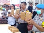 kapolres-dumai-akbp-restika-pn-tampak-memperlihatkan-barang-b_20180409_190308.jpg