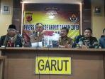 kapolres-garut-akbp-dede-yudy-ferdiansyah-menunjukkan-barang-bukti-kasus.jpg