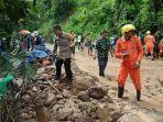 kapolres-gowa-akbp-shinto-silitonga-bersihkan-jalan-longsor.jpg