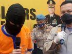 kapolres-gresik-akbp-arief-fitrianto-kanan-saat-menanyai-mucikari-j.jpg