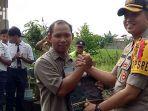 kapolres-gresik-akbp-wahyu-sri-bintoro-memberikan-penghargaan-kepada-nur-khalim.jpg