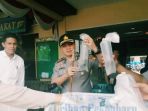 kapolres-inhil-akbp-christian-rony-sik-mh-menunjukam-bungkus-plastik_20180821_073719.jpg
