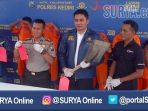 kapolres-kediri-akbp-sumaryono-memperlihatkan-barang-bukti-linggis-dan-sekrop_20170201_173828.jpg