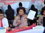 kapolres-lombok-tengah-akbp-irfan-nurmansyah-menunjukkan-barang-bukti.jpg
