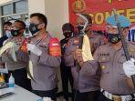 kapolres-metro-bekasi-kombes-pol-hendra-gunawan-saat-menunjukkan-barang-bukti.jpg