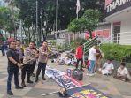 kapolres-metro-jakarta-pusat-kombes-susatyo-purnomo-condro-barang-bukti-petasan-pelajar-di-hi.jpg