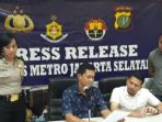 kapolres-metro-jakarta-selatan-komisaris-besar-iwan-kurniawan-berbatik-biru-dan-kepala_20170414_205708.jpg