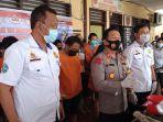 kapolres-pematangsiantar-akbp-boy-sutan-membelakangi-puluhan-tersangka.jpg