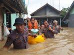 kapolres-subang-memimpin-evakuasi-korban-banjir.jpg