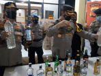 kapolres-sukabumi-akbp-m-lukman-syarif-mengumumkan-ada-ribuan-minuman-keras.jpg