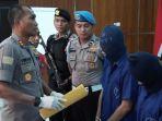kapolres-sukoharjo-akbp-iwan-saktiadi-saat-interogasi-kedua-pelaku-penganiayaan-sopir-taksi.jpg