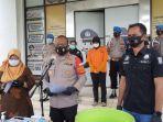 kapolres-tangsel-akbp-iman-setiawan-tengah-dalam-jumpa-pers.jpg