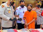 kapolres-tegal-akbp-arie-prasetya-syafaat-sedang-menanyakan-barang-bukti.jpg