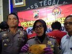 kapolres-tegal-kota-akbp-siti-rondhijah-menunjukkan-barang-bukti-bungkus-kopijpg.jpg