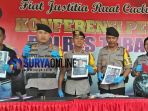 kapolres-tuban-memperlihatkan-dua-jasada-perampok-asal-sumsel_20180530_164125.jpg