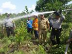 kapolresta-pekanbaru-kombes-pol-susanto-menyemprotkan-air-ke-lahan_20170731_222003.jpg