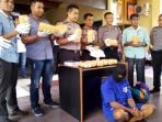 kapolresta-pekanbaru-kombes-pol-toni-hermawan-ekspose-tersangka_20160906_132334.jpg