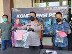 kapolresta-probolinggo-akbp-rm-jauhari-menunjukkan-barang-bukti-su.jpg