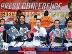 kapolresta-tangerang-akbp-ade-ary-syam-indradi-menunjukkan-barang-bukti.jpg