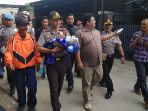 kapolrestabes-bandung-kombes-hendro-pandowo-mengantarkan-bayi-perempuan_20180713_153921.jpg