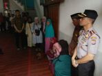 kapolrestabes-bandung-kombes-pol-hendro-pandowo-saat-melayat-ke-tempat-perse_20171001_154908.jpg