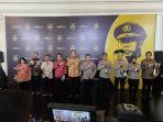 kapolri-bersama-tiga-pemenang-hoegeng-awards-nih3.jpg