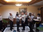 kapolri-jenderal-pol-tito-karnavian-memberi-penghargaan-berupa-sertifikat-sekolah-alih-golongan_20170421_182405.jpg