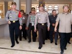 kapolri-periksa-pengamanan-kaa-di-bandung_20150422_154727.jpg