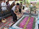 kapolri-saat-tabur-bunga-di-salah-satu-makam-kyai-di-pondok-pesa.jpg