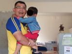 kapolsek-batuaji-menggendong-rahman-balita-yang-dikurung_20180825_173223.jpg