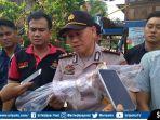 kapolsek-indralaya-akp-bambang-julianto-saat-menunjukkan-barang-bukt.jpg
