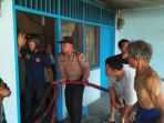 kapolsek-kademangan-polres-blitar-akp-sapto-rahmadi-dibantu-warga-memadamkam-api_20181012_192353.jpg