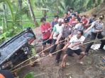 kapolsek-karanganyar-dan-warga-evakuasi-mobil-masuk-jurang_20180908_091949.jpg