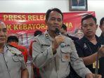 kapolsek-kebayoran-lama-kompol-sujanto-tengah-menunjukan-barang-bukti.jpg