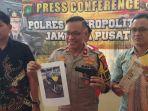 kapolsek-kemayoran-kompol-saiful-anwar-memperlihatkan-senpi-dan-motor-milik-pelaku.jpg