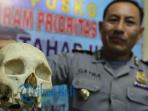 kapolsek-kp3-pelabuhan-benoa-kompol-i-nyoman-gatra-menunjukkan-tengkorak_20160611_091031.jpg