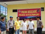 kapolsek-kutalimbaru-akp-martualesi-sitepu-menginterogasi-bandar-sabu_20170912_161213.jpg
