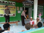 kapolsek-mandor-iptu-yanuar-mengajar-lansia_20180524_130054.jpg