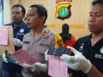 kapolsek-metro-pesanggrahan-komisaris-eko-mulyadi-tengah-saat-memberikan-keterangan_20170505_205429.jpg