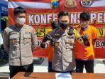kapolsek-sawahan-akp-risky-ferdian-carephaboka-menunjukkan-barang.jpg