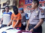 kapolsek-sunggal-kompol-wira-prayatna-saat-menginterogasi-tersangka-reza_20171206_111658.jpg