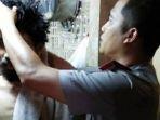 kapolsek-sunggal-kompol-yasir-ahmadi-memandikan-warganya-yang-dipasung.jpg